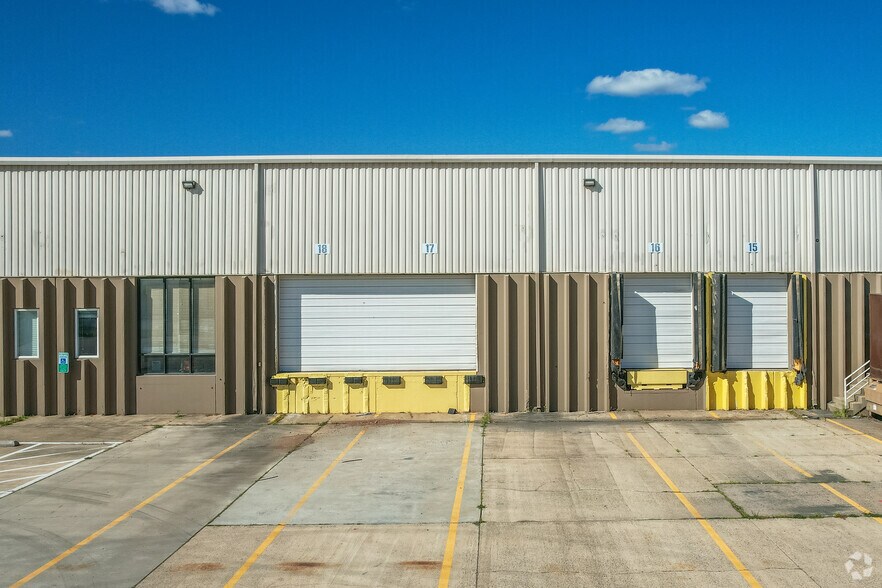 More Photos Of 7890-7898 Notes Dr, Manassas Warehouse For Lease