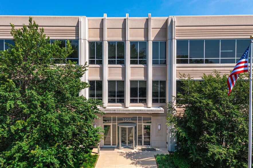 More Photos Of 1955 W Field Ct, Lake Forest Office For Lease