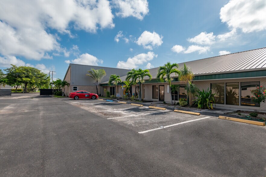 More Photos Of 2120 Collier Ave, Fort Myers Unknown For Lease
