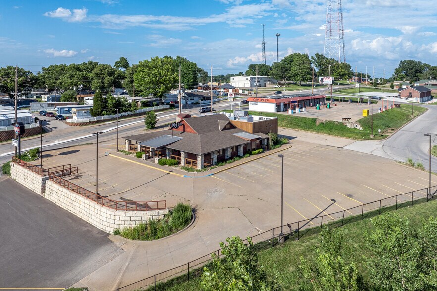 More Photos Of 3704 Faraon St, Saint Joseph Restaurant For Lease