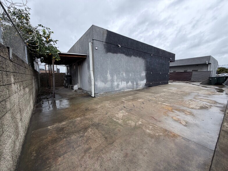 More Photos Of Gage Ave, Bell Warehouse For Lease