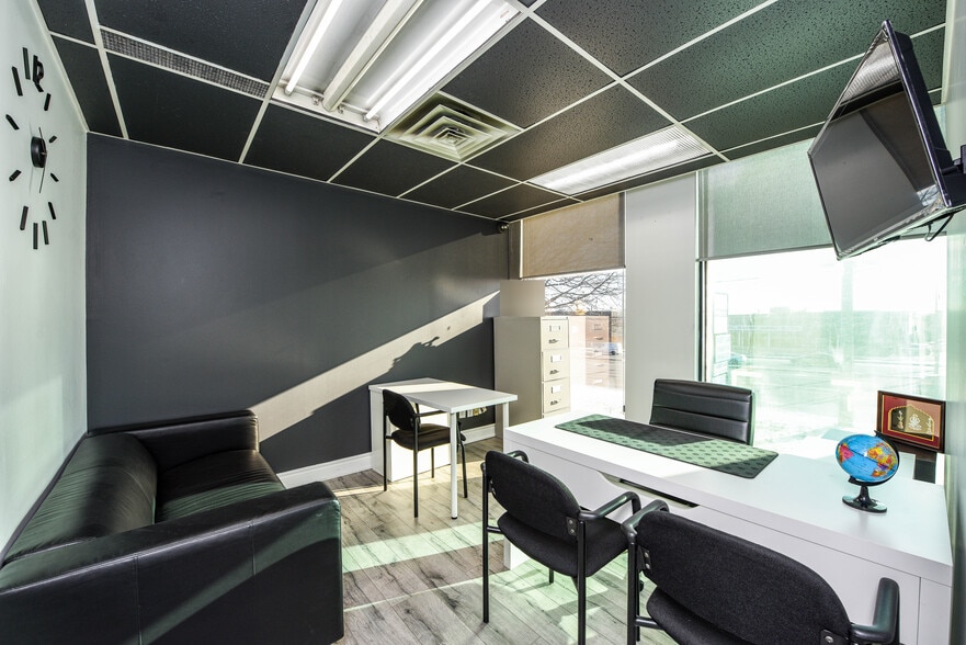 More Photos Of 1300 Steeles Ave E, Brampton Office For Lease