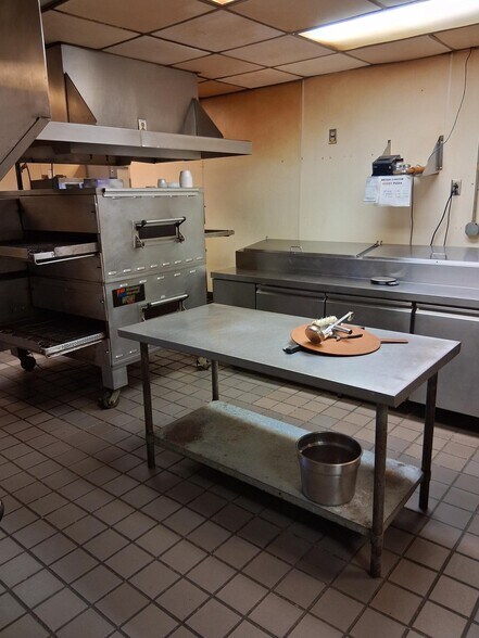 More Photos Of 605 S 10th St, Burlington General Retail For Sale