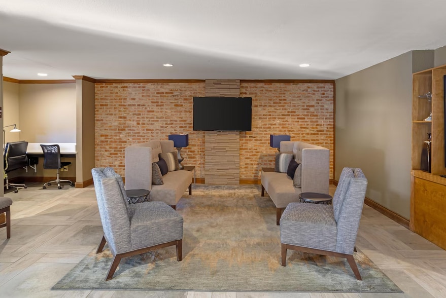 More Photos Of 5131 University Pky, Natchitoches Hotel For Sale