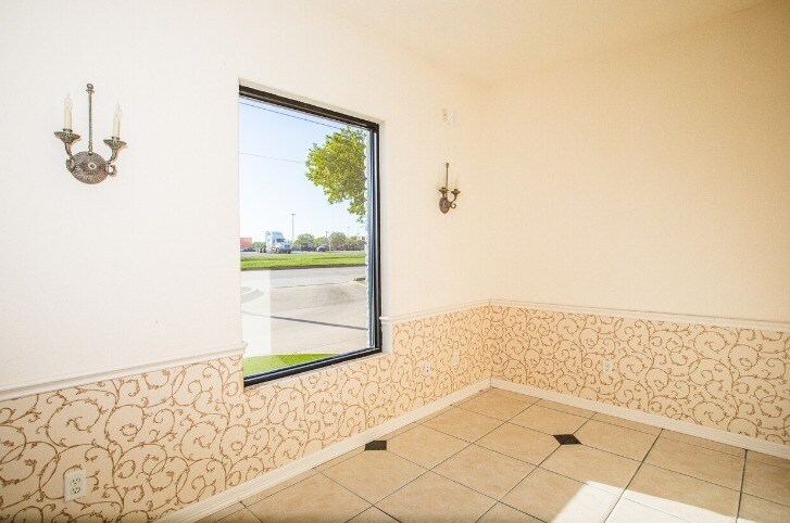 More Photos Of 1702-1708 N Commerce St, Ardmore General Retail For Lease