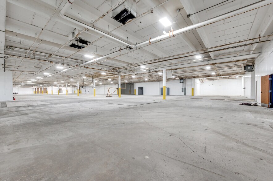 More Photos Of 1000 W Crosby Rd, Carrollton Warehouse For Lease