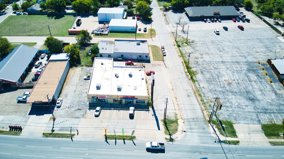 More Photos Of 7621 Camp Bowie West Blvd, Fort Worth Storefront For Sale
