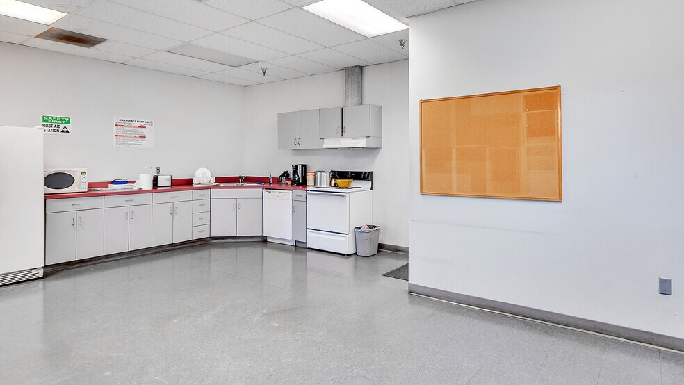 More Photos Of 7025 N Leadbetter Rd, Portland Service For Lease