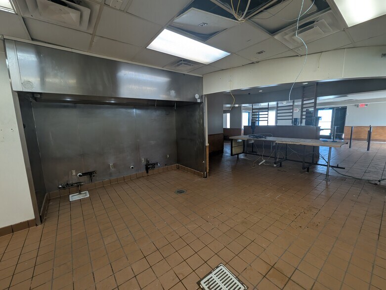 More Photos Of 816 E Front St, Traverse City Fast Food For Lease