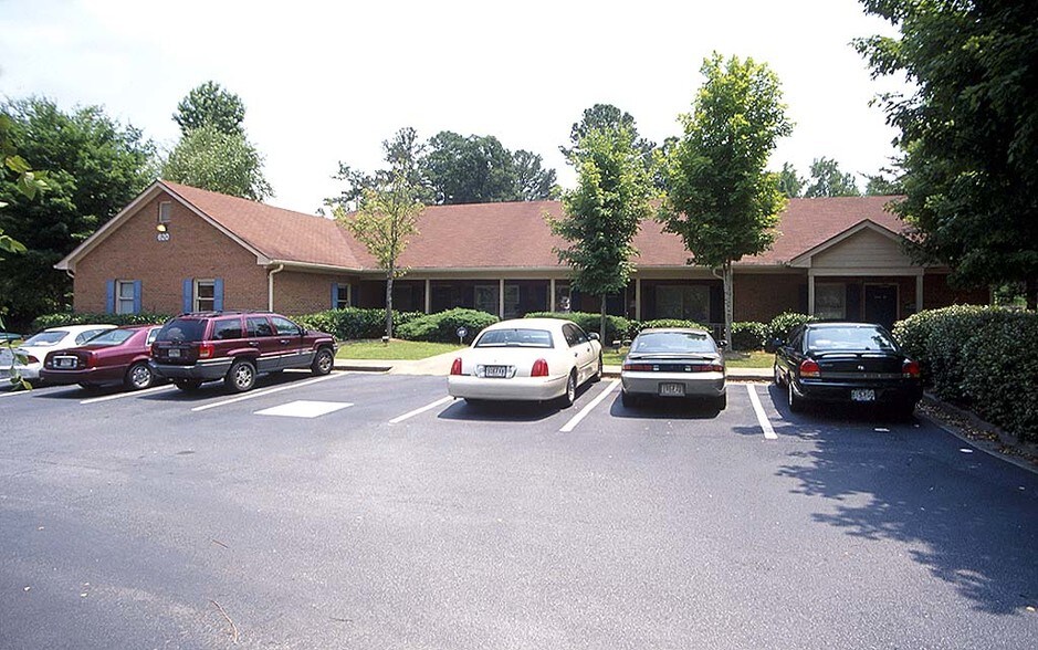 More Photos Of 670 Hillcrest Rd, Lilburn Office For Lease