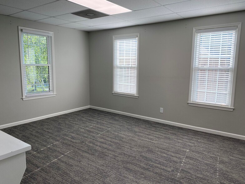 More Photos Of 690 Village Trce NE, Marietta Office For Lease
