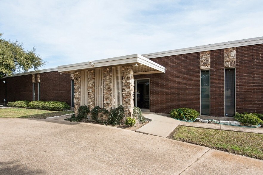 More Photos Of 300 S Kirby St, Garland Warehouse For Lease