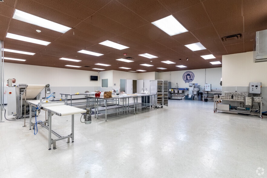 More Photos Of 252 Bethlehem Pike, Colmar Showroom For Lease