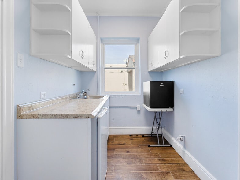 More Photos Of 2015 Avenue F, Bay City Office For Lease