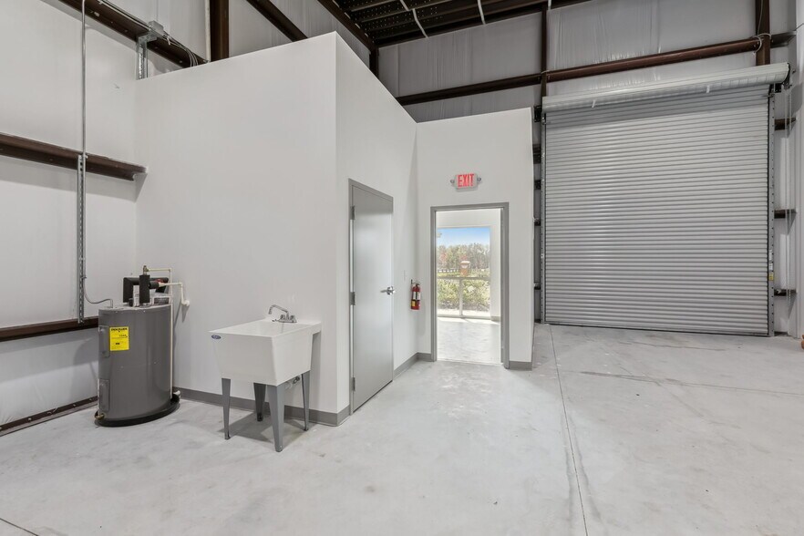 More Photos Of 7120 Sampey Rd, Groveland Business Park For Lease