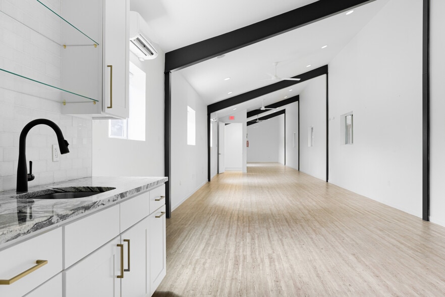 More Photos Of 5203 Beacon Dr, Austin Flex For Lease