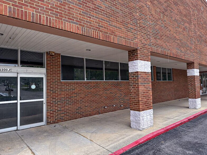 More Photos Of 6300 Grelot Rd, Mobile Storefront For Lease