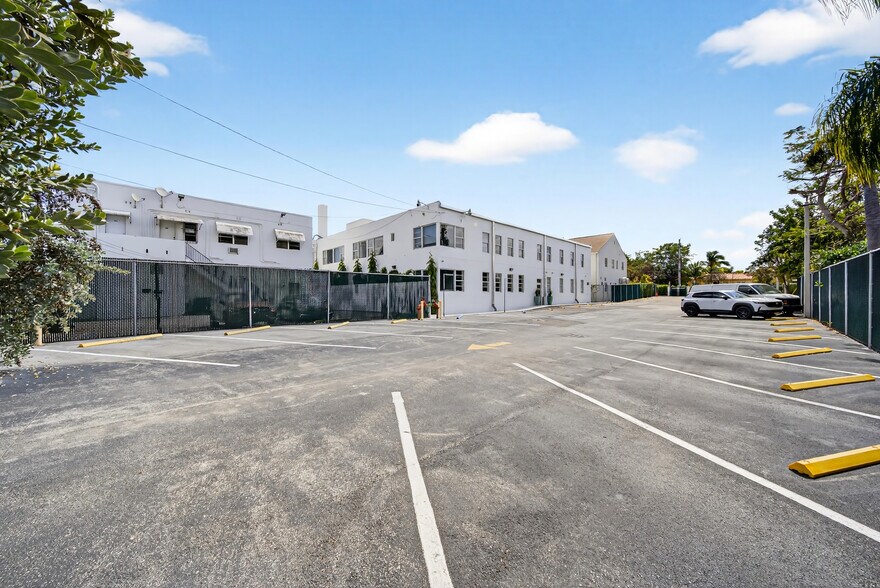 More Photos Of 7630 Biscayne Blvd, Miami Office For Lease