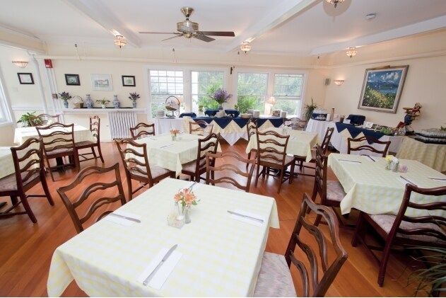 More Photos Of 104-106 Sharon Rd, Lakeville Hotel For Sale