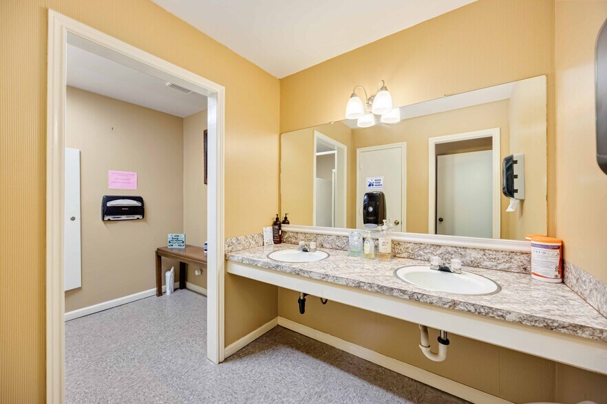 More Photos Of 14741 Pebble Bend Dr, Houston Loft Creative Space For Lease