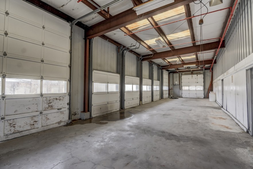 More Photos Of 2064 N Woodford St, Decatur Warehouse For Lease