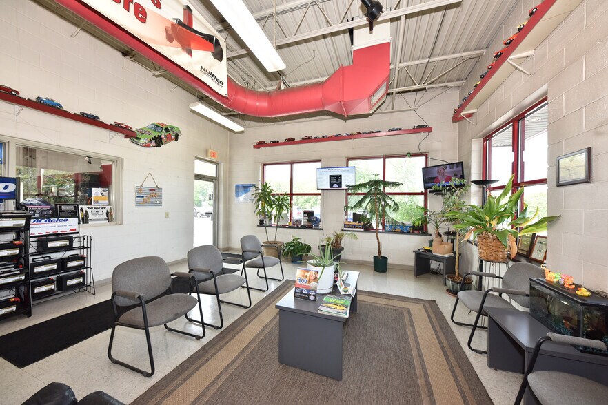 More Photos Of 820 W Sumner St, Hartford Auto Repair For Sale