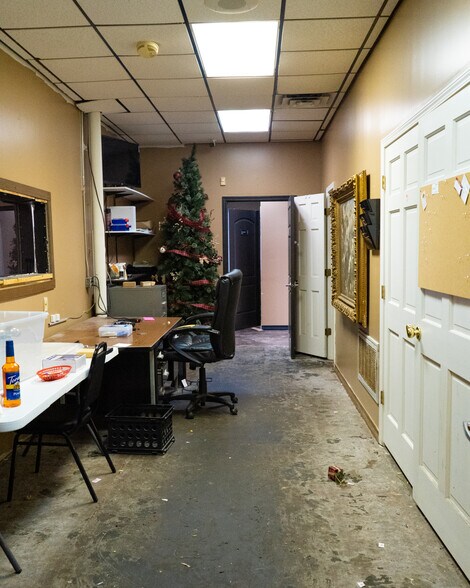 More Photos Of 2213 S Caraway Rd, Jonesboro Restaurant For Lease