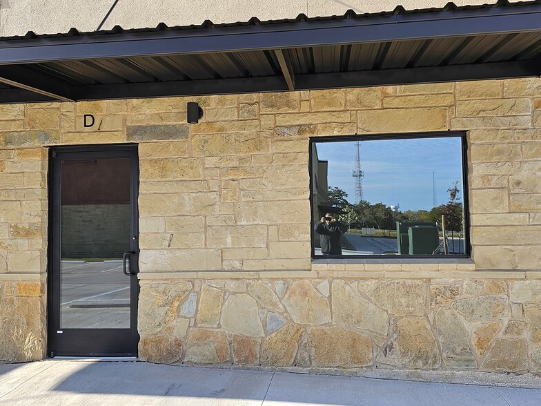 More Photos Of 720 S Bell Blvd, Cedar Park Warehouse For Lease