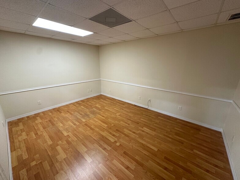 More Photos Of 16210-16214 Aviation Loop Dr, Brooksville Warehouse For Lease