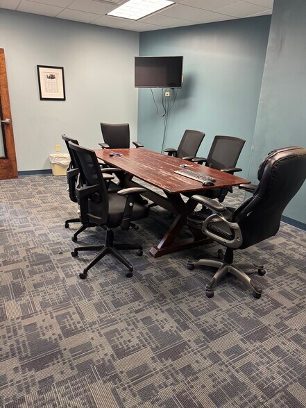 More Photos Of 13600-13612 Washington St, Kansas City Storefront Retail Office For Lease