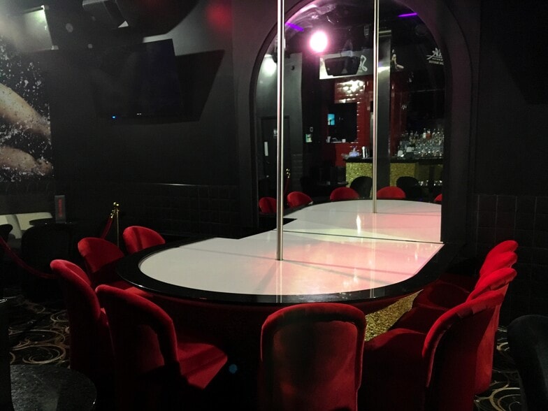 More Photos Of 144 E Juneau Ave, Milwaukee Storefront For Sale