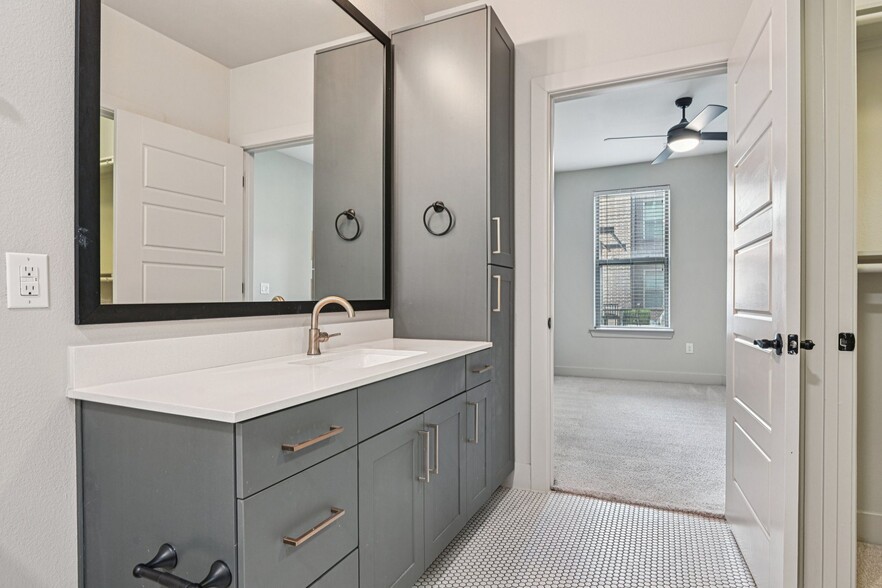 More Photos Of 101-111 W Davis St, Dallas Apartments For Lease