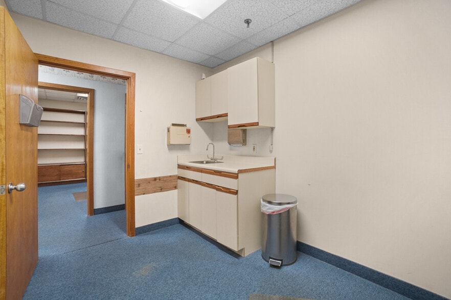 More Photos Of 725 Reservoir Ave, Cranston Medical For Lease