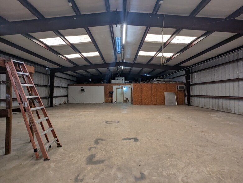 More Photos Of 5805 Old Dowlen Rd, Beaumont Warehouse For Lease