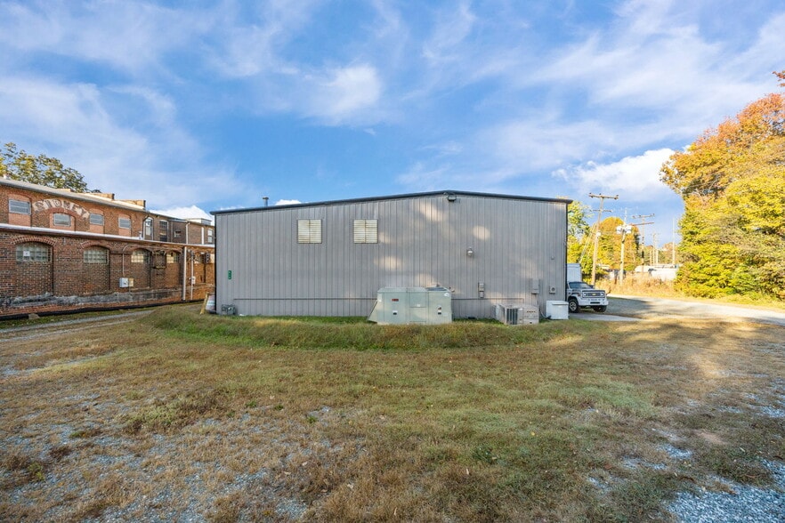 More Photos Of 913 Washington St, Graham Manufacturing For Sale