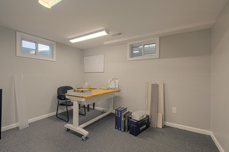 More Photos Of 1600 SW Market St, Lee's Summit Office For Sale