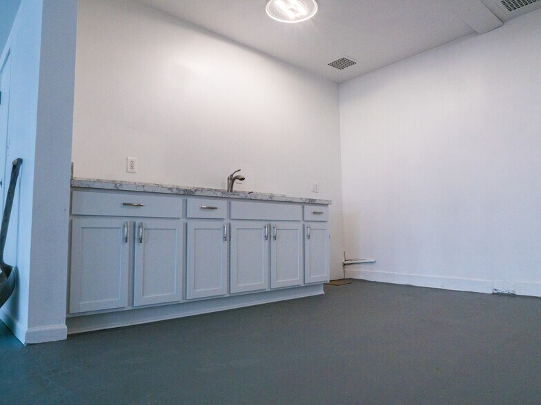 More Photos Of 1400-1404 Gratiot Ave, Detroit Office For Lease