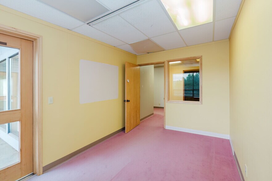 More Photos Of 1040 NE Hostmark St, Poulsbo Office For Sale
