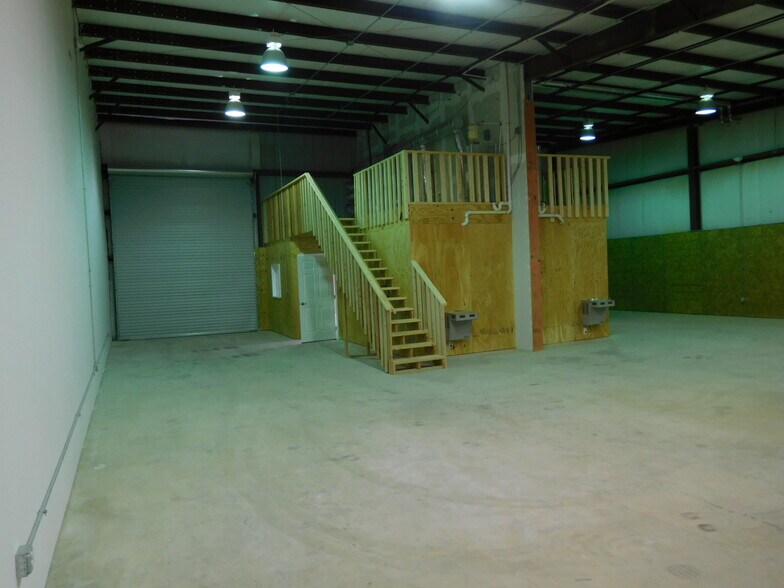 More Photos Of 3643 Explorer Trl, Oakwood Light Manufacturing For Lease