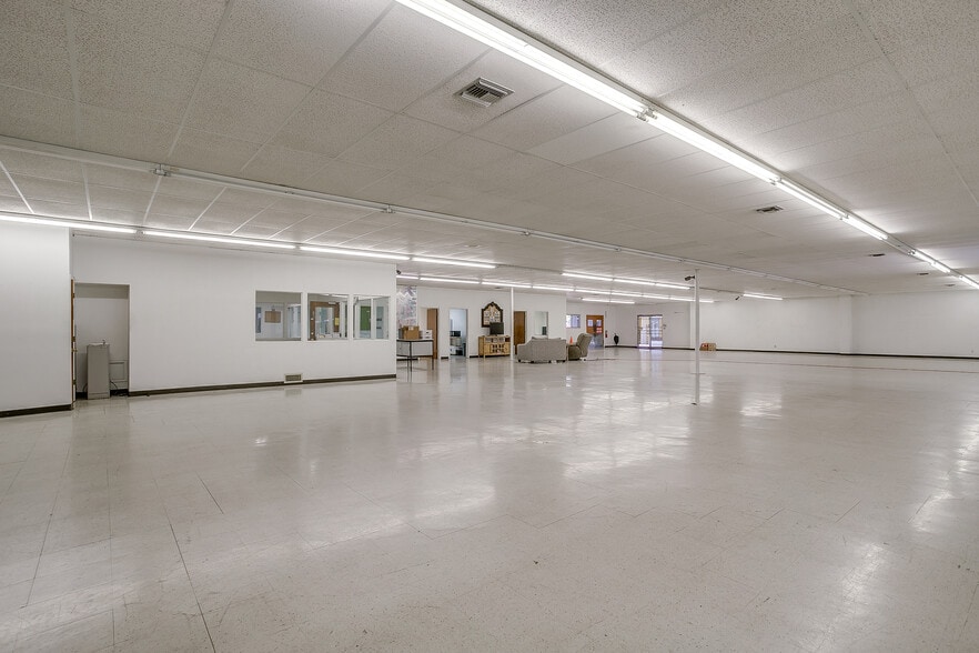 More Photos Of 1841 W Division St, Arlington Warehouse For Sale