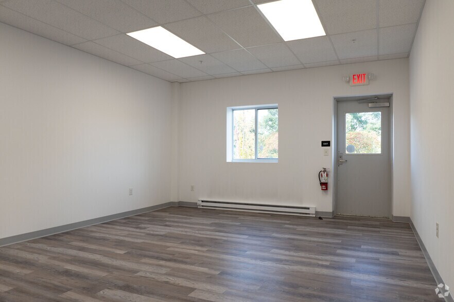 More Photos Of 113 Tabor Rd, Mechanicville Distribution For Sale