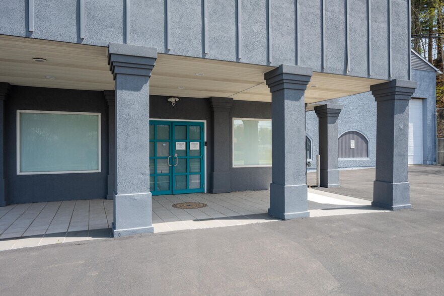 More Photos Of 2391 S Main St, Waterbury Showroom For Sale