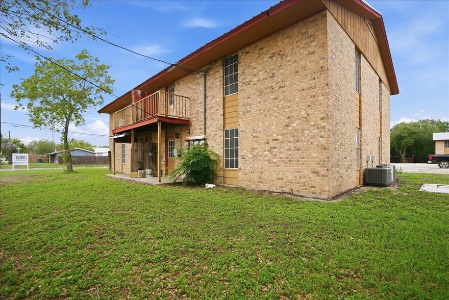More Photos Of 600 E Crockett St, Beeville Apartments For Sale