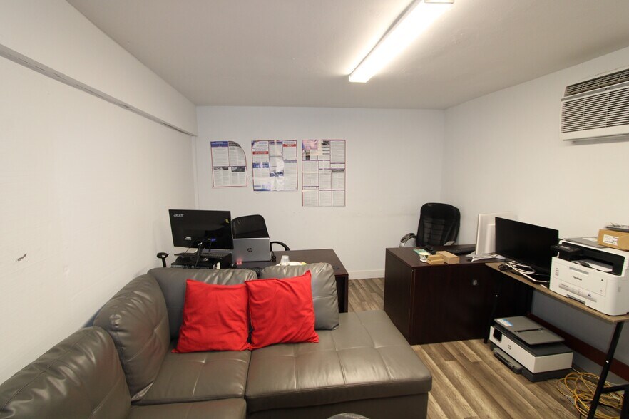 More Photos Of 7115 Foothill Blvd, Tujunga Storefront Retail Office For Sale