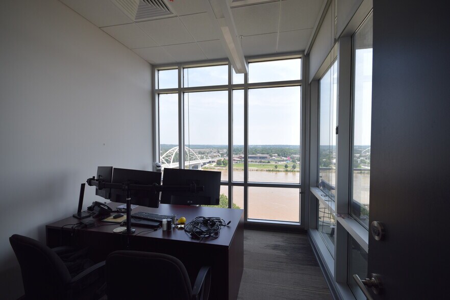 More Photos Of 5 Statehouse Plz, Little Rock Office For Sale