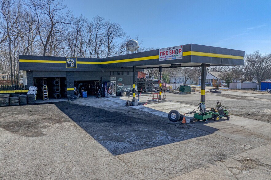 More Photos Of 1320 S Austin Ave, Denison General Retail For Sale