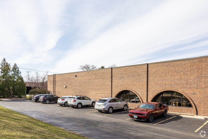 More Photos Of 747-797 S Glenn Ave, Wheeling Warehouse For Lease