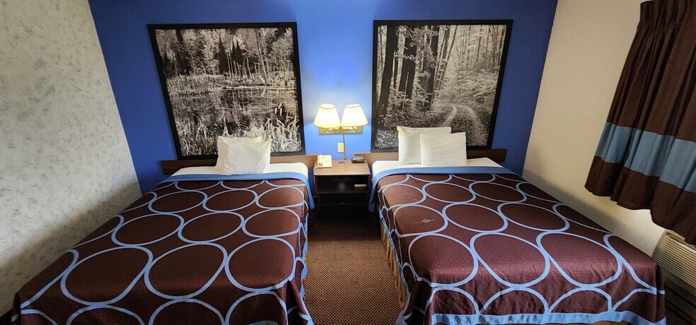 More Photos Of 2702 N Stephenson Ave, Iron Mountain Hotel For Sale