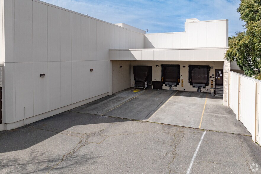 More Photos Of 5505 Redwood Dr, Rohnert Park Distribution For Lease