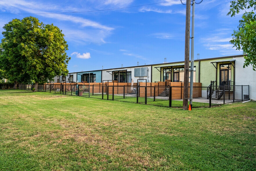 More Photos Of 3363 E Commerce St, San Antonio Warehouse For Sale